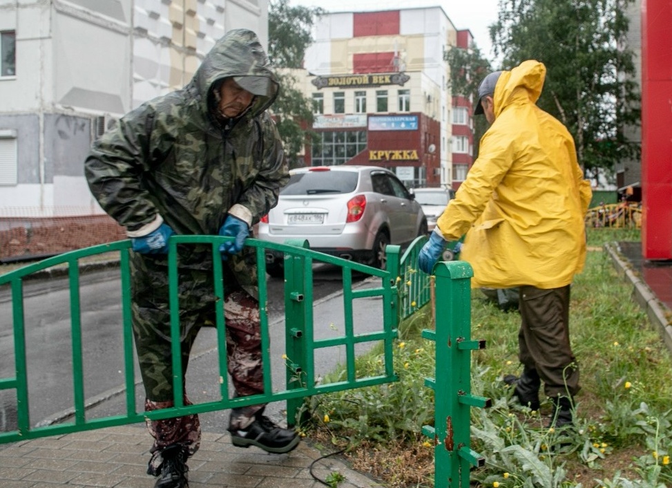 В Сургуте металлолом с ненужных ограждений превращают в помощь для бойцов СВО