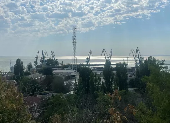 В Таганроге на металлолом разберут полузатопленный плавпричал